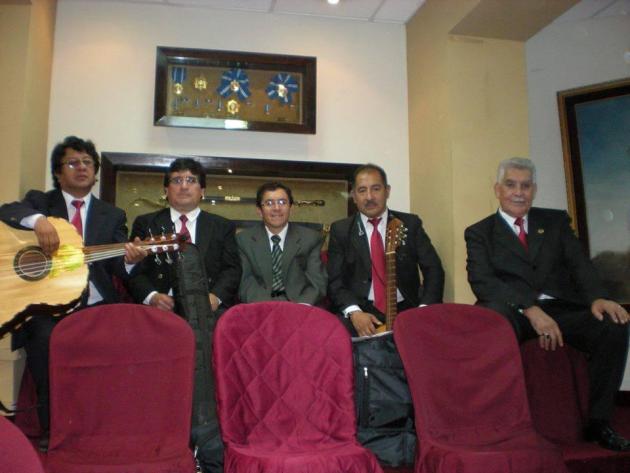 El Director de la Orquesta, Maestro Javbier Salas Avila y algunos integrantes de la prestigiosa Orquesta Estudiantina.