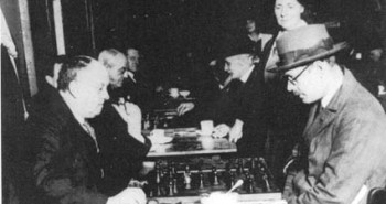 A la izquierda, Fernando Pessoa (1888-1935), uno de los mayores poetas y escritores de la lengua portuguesa, jugando al ajedrez con Aleister Crowley