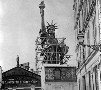 El 5 de agosto de 1884 tuvo lugar la colocación de la primera piedra del pedestal de la estatua de la Libertad que se hizo según el rito masónico. Asistieron más de un centenar de masones. El arquitecto principal del pedestal, Richard Morris Hunt, presentó las herramientas de trabajo al Gran Maestro, William A. Brodie, el cual las distribuyó por turnos a los oficiales de la Gran Logia de Nueva York, el Diputado Gran Maestro, Frank R. Lawrence, el Primer Gran Vigilante, John W. Vrooman, y el Segundo Gran Vigilante, James Ten Eyck