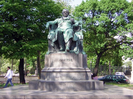 Monumento a Goethe en Viena realizado por el escultor austriaco Edmundo von hellmer (1850-1935)